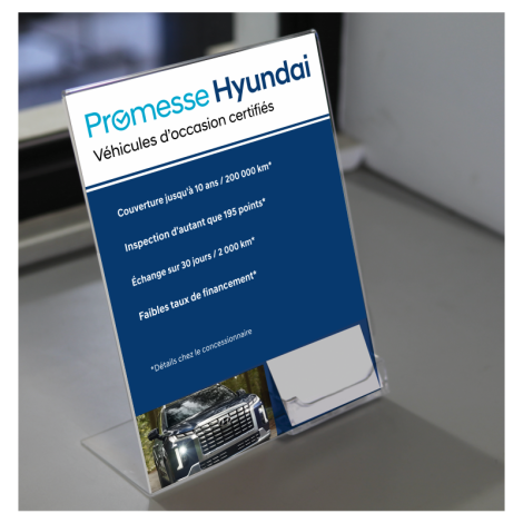 Exposant des normes Hyundai Promesse avec support pour cartes d'affaires